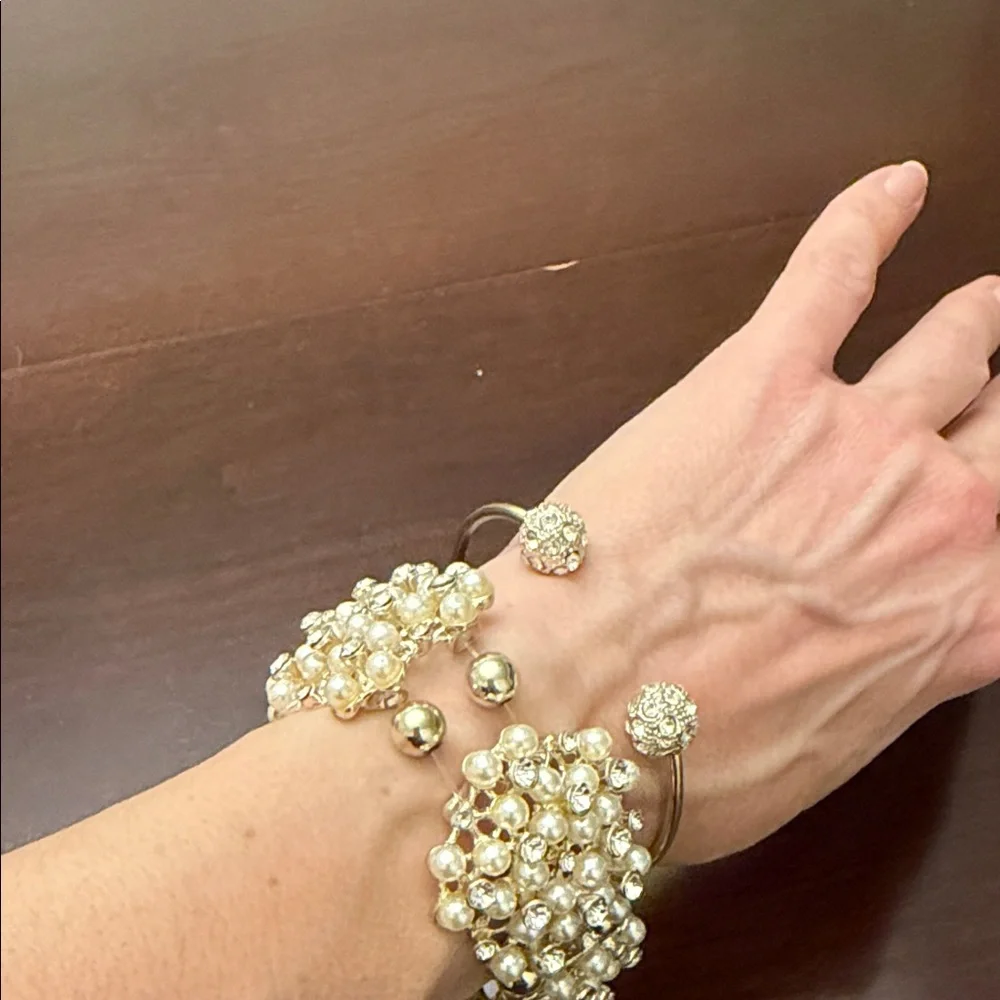Elegant Faux Pearl and Silver Bracelet Set - Picture 3 of 5